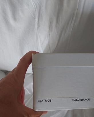 Pantofole da sposa di raso bianco con piume