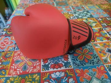 guanti e casco boxe