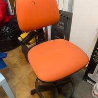 Sedia per negozio girevole e con poggia piedi