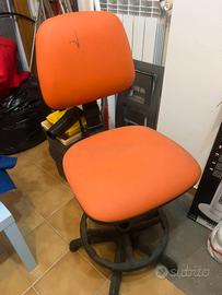 Sedia per negozio girevole e con poggia piedi
