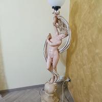 tavolino con piano in vetro e portalampada