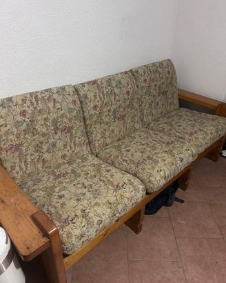 Divano in legno con ottime imbottiture