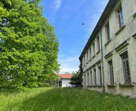 Ex edificio scolastico con ampio giardino