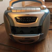 Radio vintage con lettore audiocassette a nastro