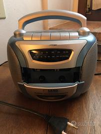 Radio vintage con lettore audiocassette a nastro