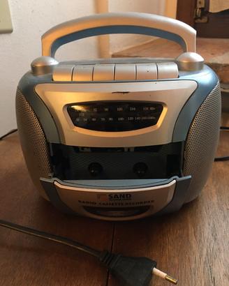 Radio vintage con lettore audiocassette a nastro