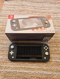 Nintendo Switch Lite grigia con scatola e caricato