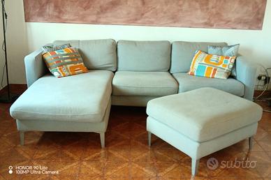 divano con penisola e pouf