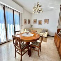 Tavolo in legno tondo tornito allungabile