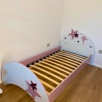 Letti singolo, comodino e settimanale bambina