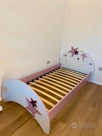 Letti singolo, comodino e settimanale bambina