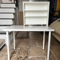 Scrivania bianca con scaffale bianco 2 mensole