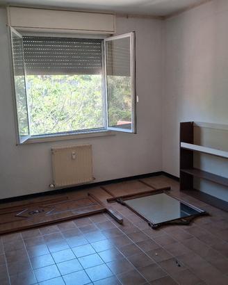 vecchi mobili e lampadari