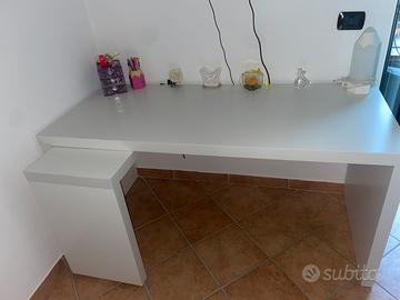 Scrivania bianca con lato estraibile