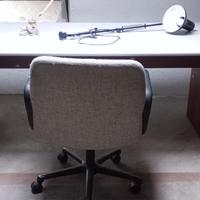 scrivania,   poltrona girevole su ruote,  lampada 