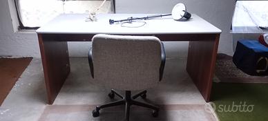 scrivania,   poltrona girevole su ruote,  lampada 
