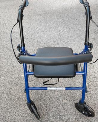 Deambulatore Rollator da esterno.