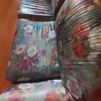 Divano-letto con fantasia floreale