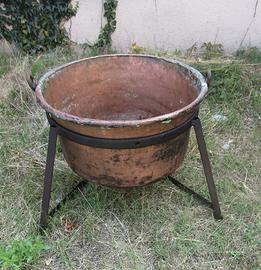 Antico grande paiolo in rame