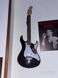 chitarra elettrica Yamaha con amplificatore