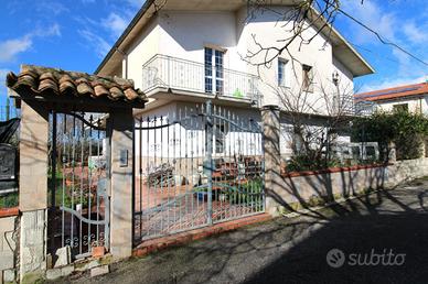 PORZIONE DI BIFAMILIARE A VINCHIATURO