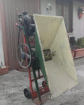 Pigiatrici in legno con ingranaggi per uva