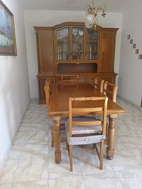 Tavolo, sedie e vetrina