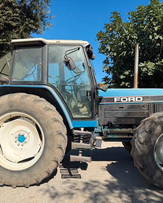 trattore Ford new Holland 