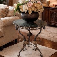 Tavolino in ferro battuto con figure alate e marmo