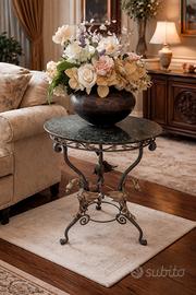 Tavolino in ferro battuto con figure alate e marmo