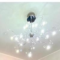 Lampadario a led con raggi e gocce di cristallo