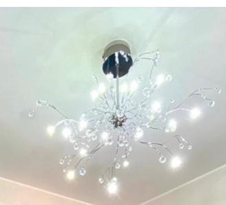 Lampadario a led con raggi e gocce di cristallo
