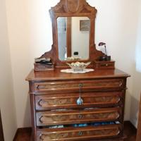 Comò con specchio e comodini in legno