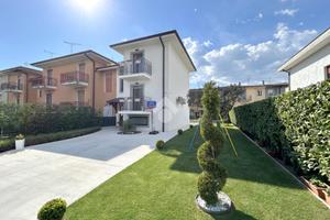 VILLA A SCHIERA D'ANGOLO A CARPENEDOLO