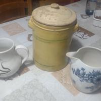 due brocche e un contenitore in terracotta vintage