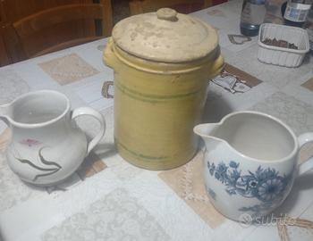 due brocche e un contenitore in terracotta vintage