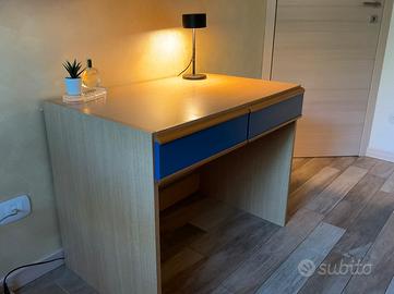 Scrivania in legno con due cassetti -  ben curata