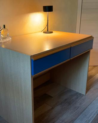 Scrivania in legno con due cassetti -  ben curata