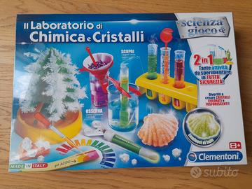 Laboratorio di chimica e cristalli