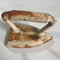 Ferro da stiro vintage in ghisa bianco