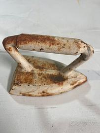 Ferro da stiro vintage in ghisa bianco