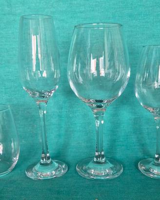 calici banchetto in casse lavastoviglie e carrelli