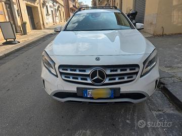GLA Mercedes 180 bianca 