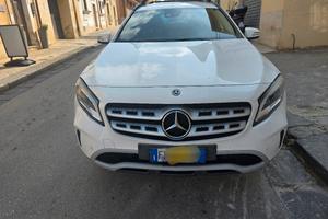 GLA Mercedes 180 bianca 