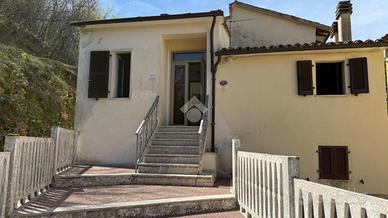 CASA SEMINDIPENDENTE A MONTECCHIO