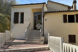 CASA SEMINDIPENDENTE A MONTECCHIO