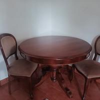 Tavolo in legno massiccio con sedie d'epoca