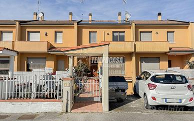 VILLETTA A SCHIERA TERRA CIELO CON AMPIA CANTINA E