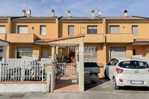 VILLETTA A SCHIERA TERRA CIELO CON AMPIA CANTINA E