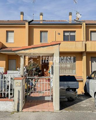 VILLETTA A SCHIERA TERRA CIELO CON AMPIA CANTINA E
